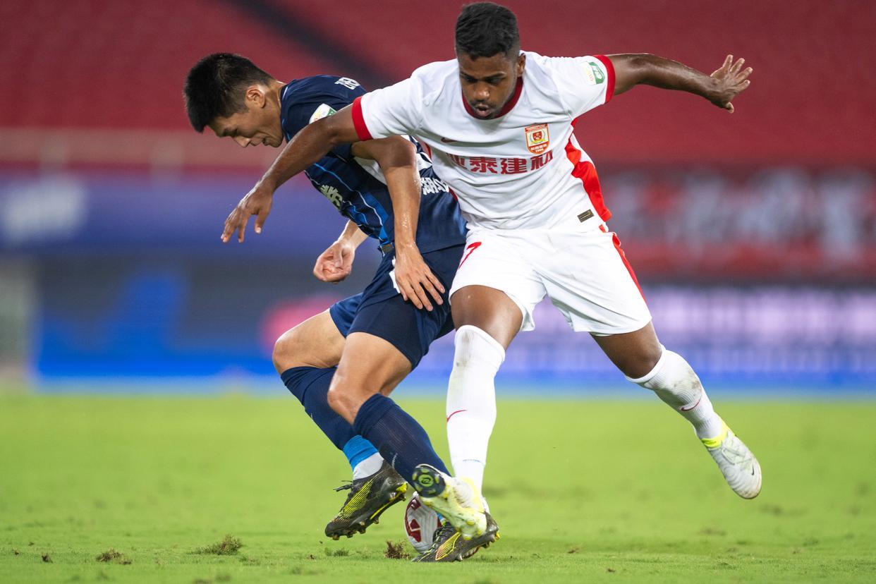 长春亚泰队在比赛中打出了备受瞩目的演出 长春亚泰队在比赛中打出了备受瞩目的演出