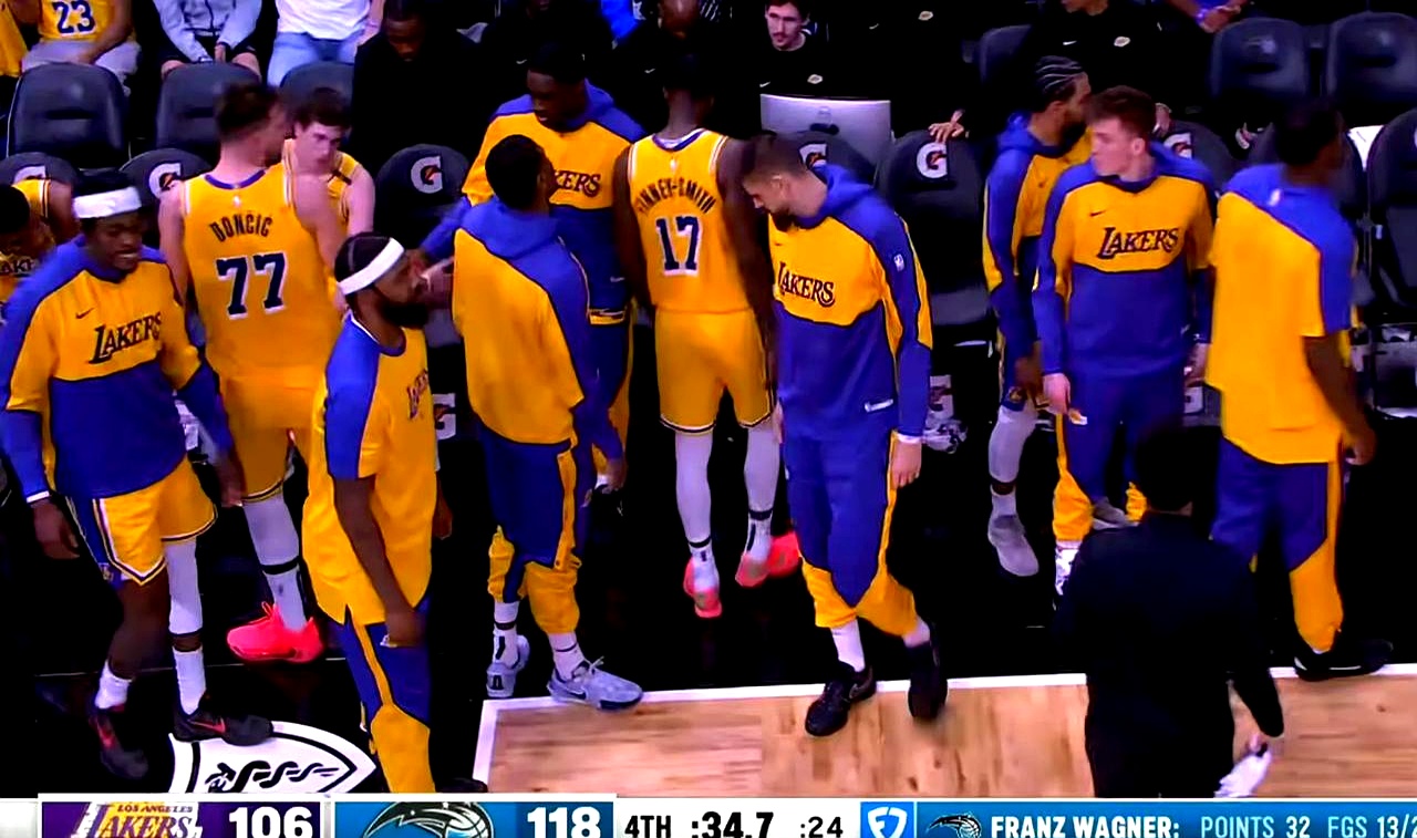 步行者主场遭遇溃败,湖人队遥遥领先的简单介绍 步行者主场遭遇溃败,湖人队遥遥领先的简单介绍