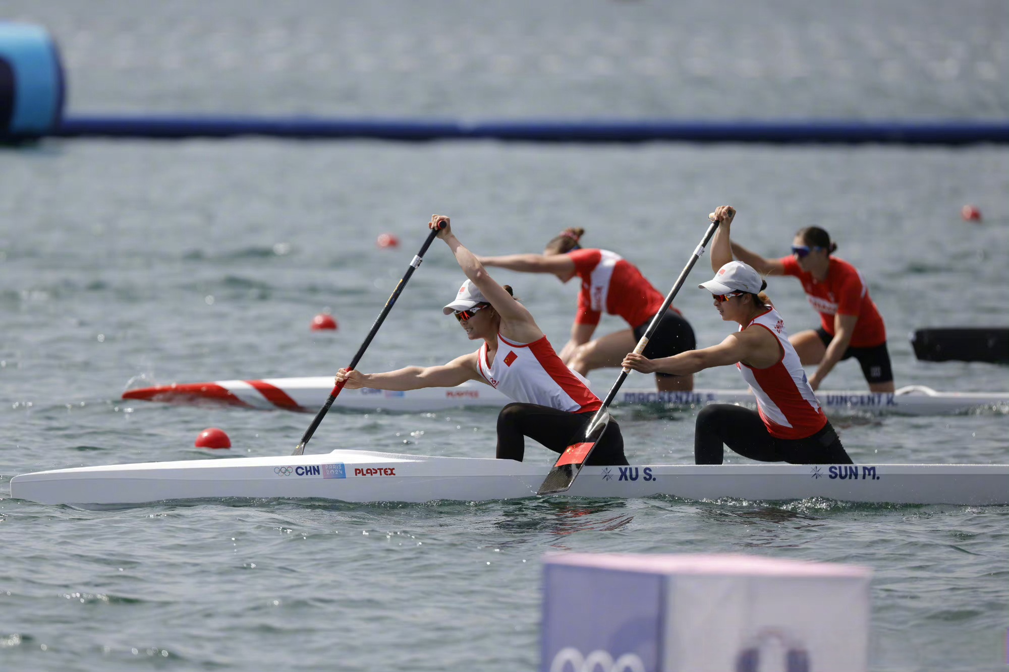 od体育电竞-英国划艇运动员斩获金牌，庆祝胜利
