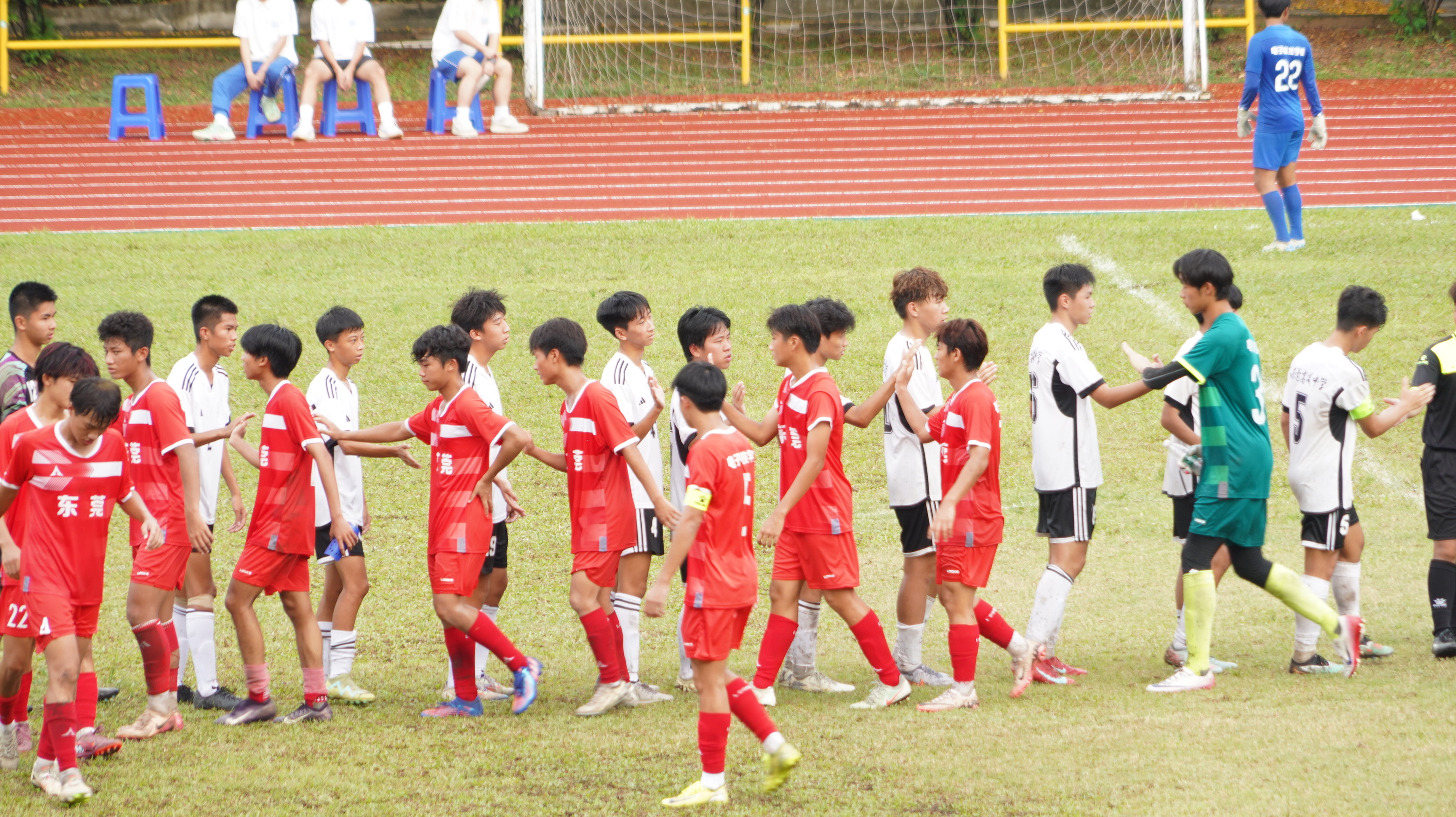 od体育官方登录入口-足球比赛中双方球队展开激烈角逐