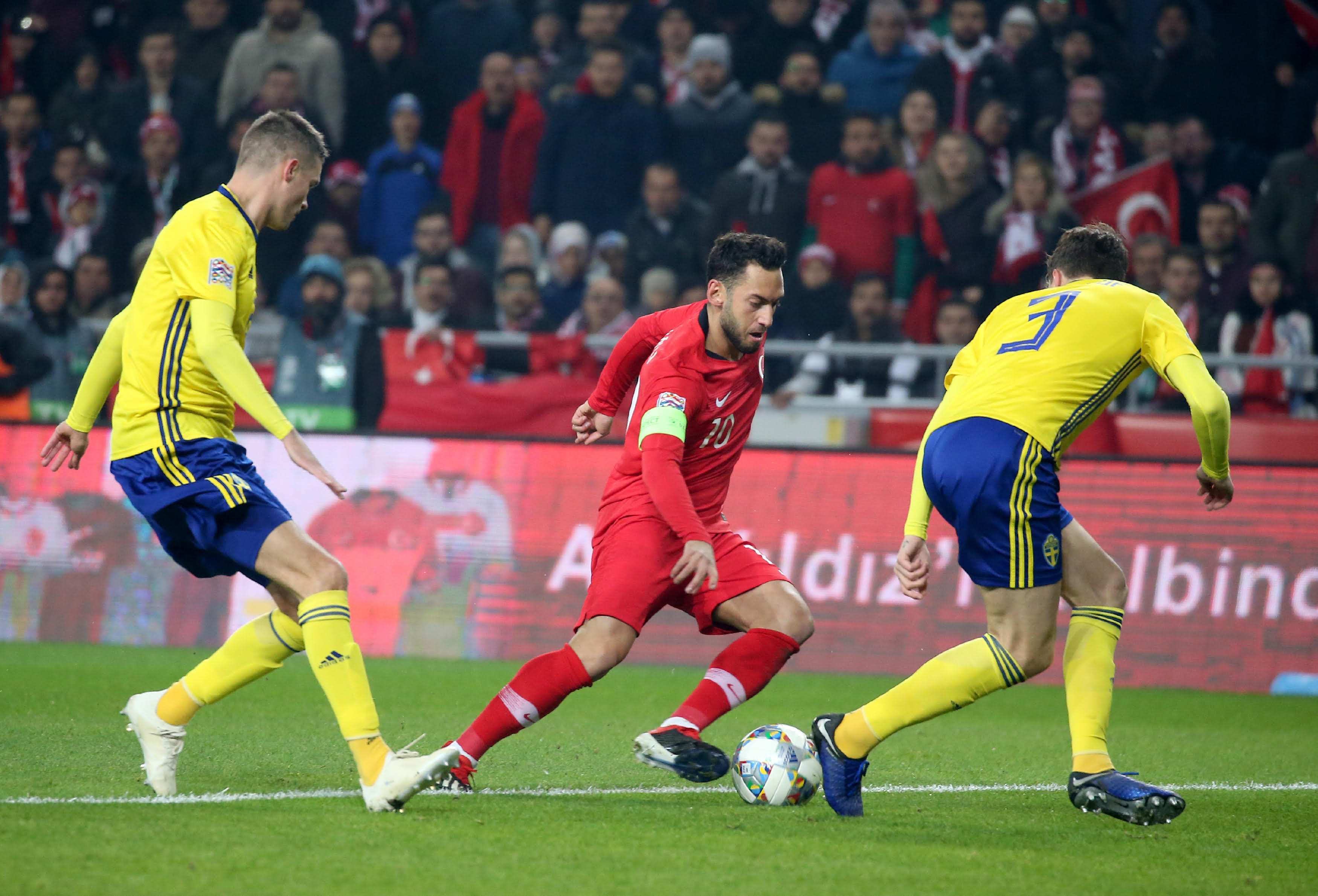 足球比赛中双方球队展开激烈角逐 足球比赛中双方球队展开激烈角逐