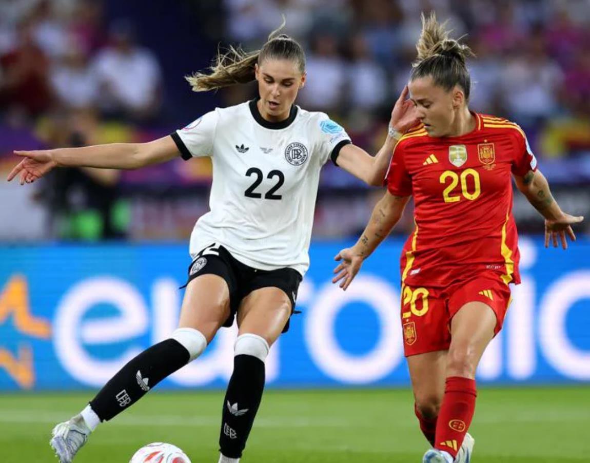 欧洲女足比赛激烈角逐，冠军诞生