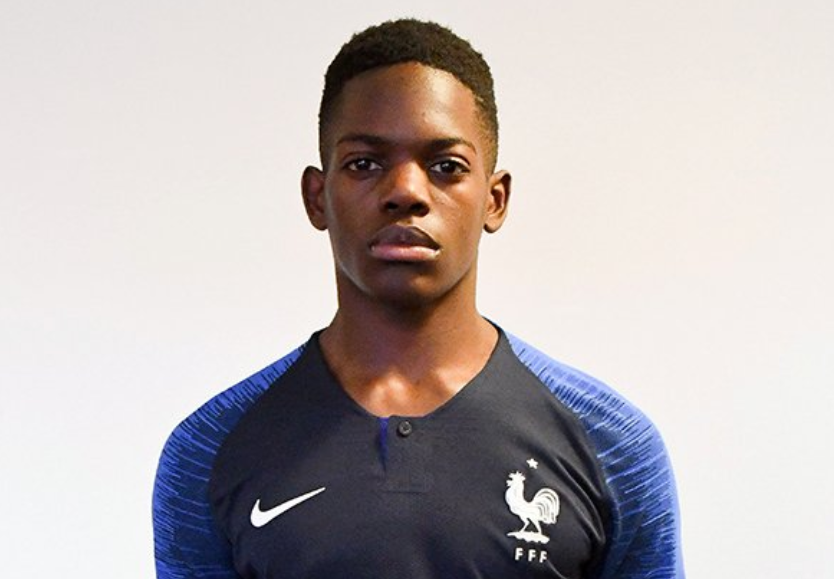 关于里昂后防线整体表现稳固，为球队取得连胜立下汗马功劳的信息