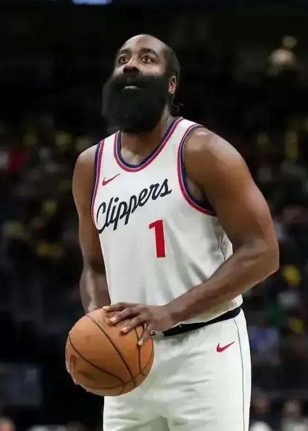 美国篮球赛事中一位老将球员表现出色