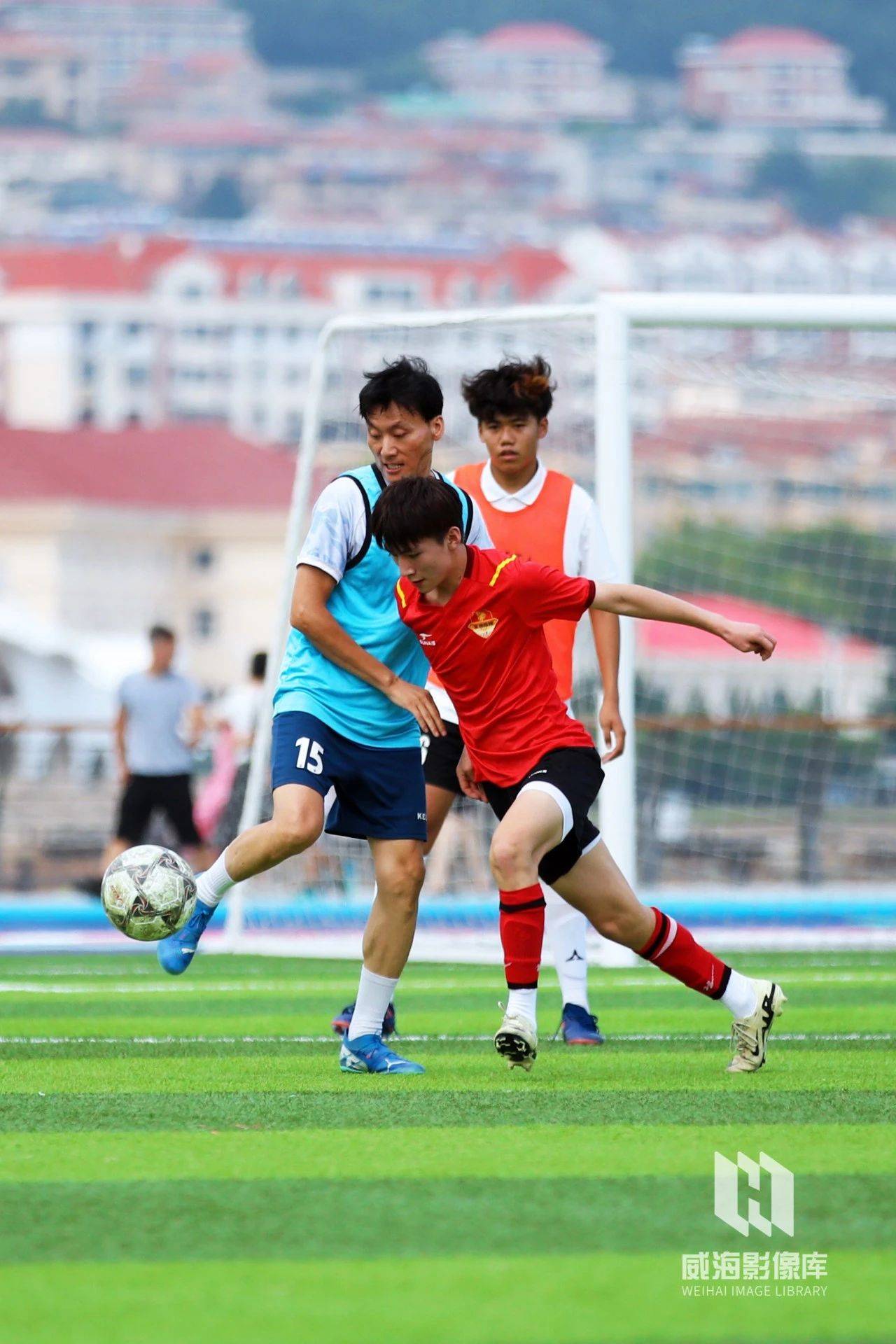 关于见证强强对话，足球场上的精彩交锋的信息