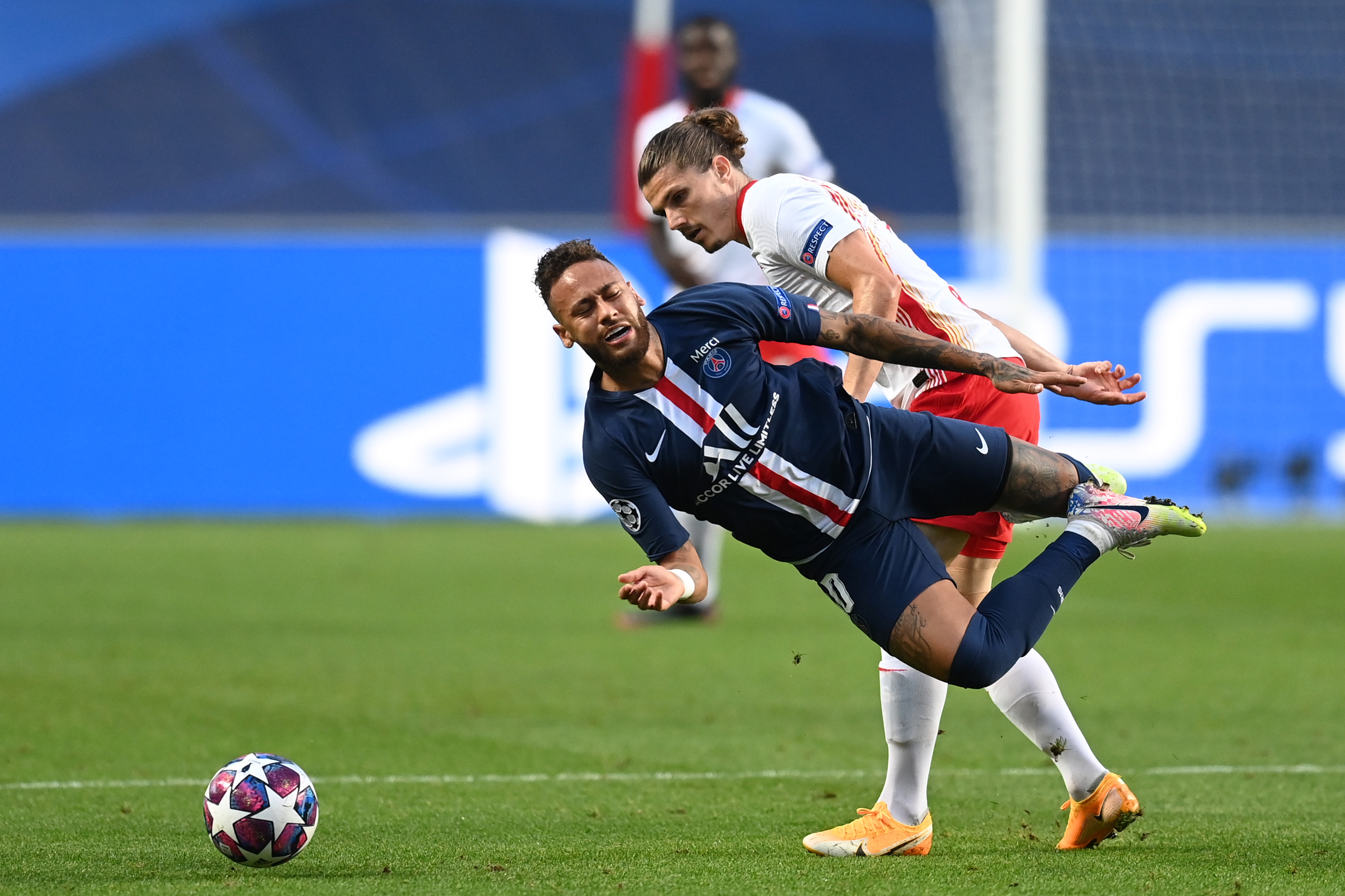 关于巴黎圣日尔曼球员展示球技，吸引足球迷目光的信息