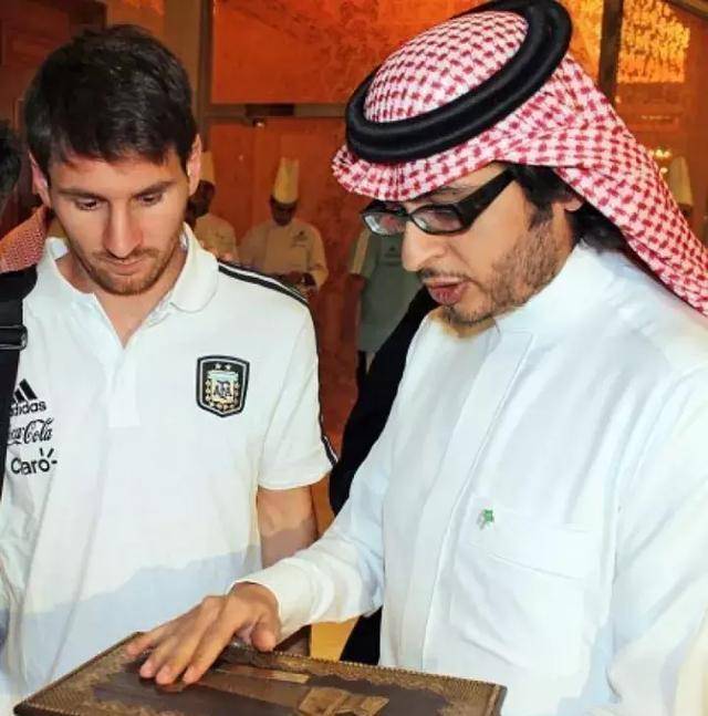 梅西团队代表就合同细节谈判进行中的简单介绍