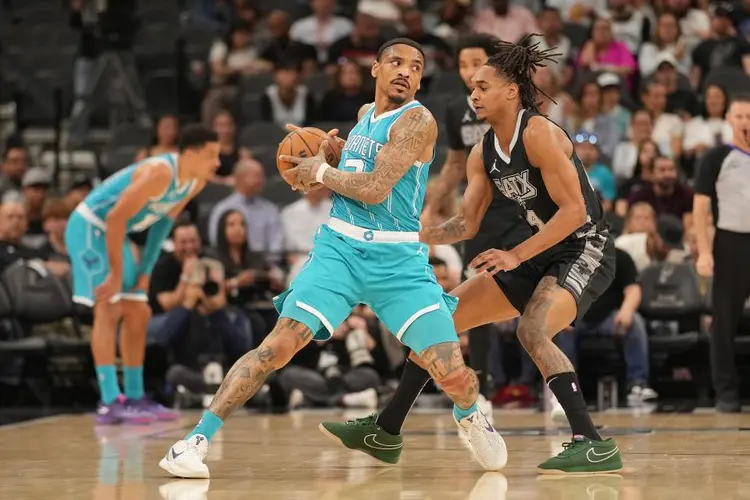 关于黄蜂主场不敌马刺，遭遇三连败的信息