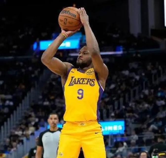 球场上火药味十足，球员斗志昂扬的简单介绍